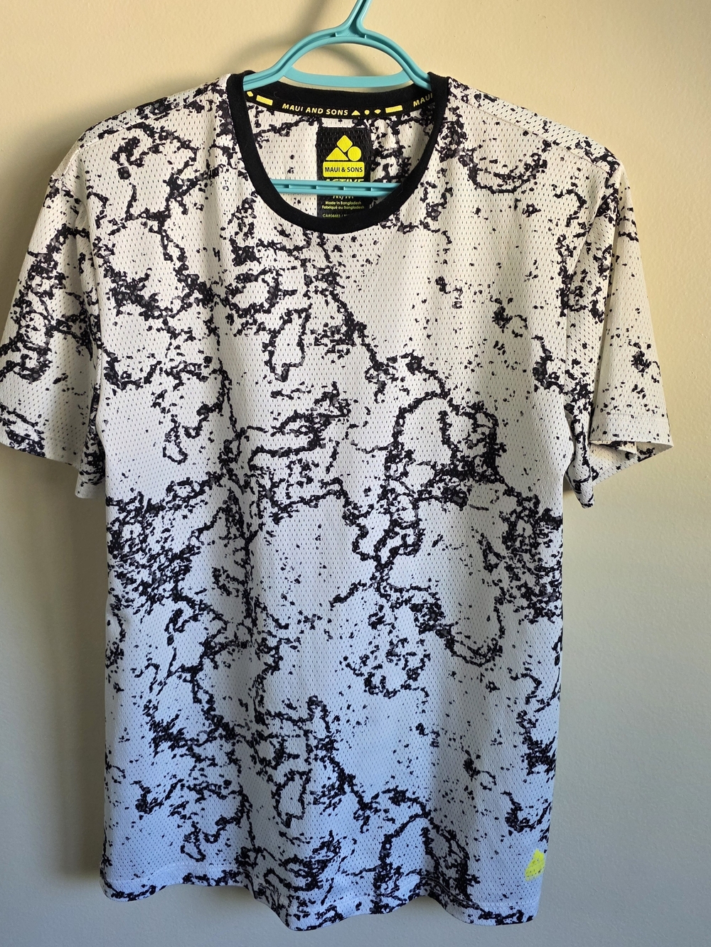 Maui and Sons Men’s White Tee with Black Marble Print Size M